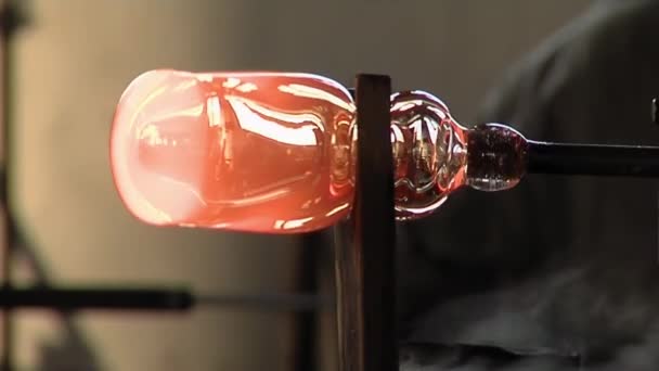 ガラス工場でロッドに溶かしたガラス クローズアップ ソリューション — ストック動画