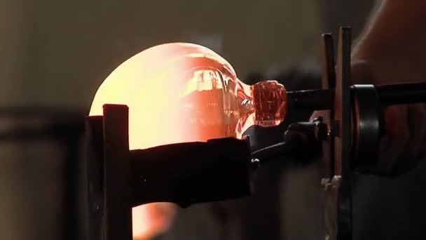玻璃厂玻璃棒上的熔融玻璃 靠近点4K Resolution — 图库视频影像
