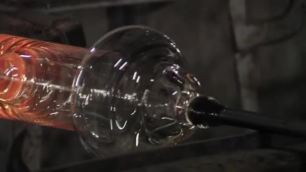 ガラス工場でロッドに溶かしたガラス クローズアップ ソリューション — ストック動画