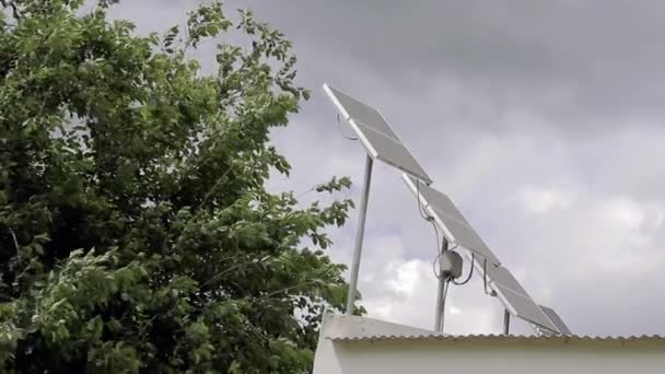 Eine Ländliche Grundschule Mit Sonnenkollektoren Auf Dem Dach Gegen Regenwolken — Stockvideo