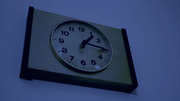 Настенные Часы Темной Комнате Вечернее Время Закрывай Разрешение — стоковое видео