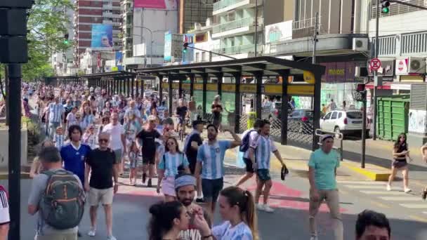 Аргентинские Болельщики Празднуют Победу Чемпионате Мира Футболу 2022 Года Буэнос — стоковое видео