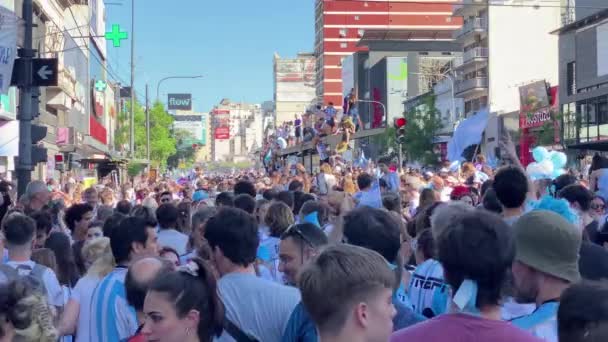 아르헨티나가 Fifa 월드컵 카타르 2022을 우승한 부에노스 아이레스에서 축하합니다 국가대표팀으로서 — 비디오