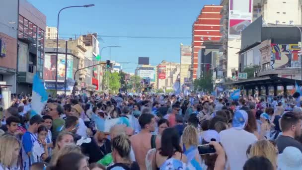 아르헨티나가 Fifa 월드컵 카타르 2022을 우승한 부에노스 아이레스에서 축하합니다 국가대표팀으로서 — 비디오