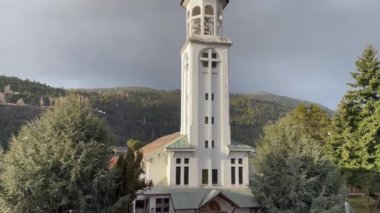 San Jose Kilisesi, San Martin de los Andes, Arjantin Patagonya 'nın dağlarla çevrili bir kasabasıdır. 4K Çözünürlüğü.