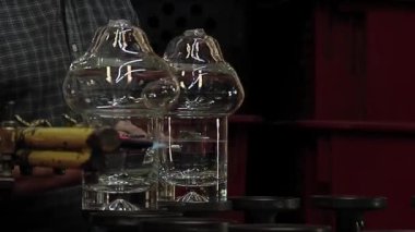Cam Fabrikası, El yapımı Cam Sanatı. Yakın çekim. 4K Çözünürlüğü.