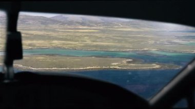 Güney Atlantik Okyanusu 'ndaki bir uçağın kokpitinden Falkland Adaları' nın (Malvinas Adaları) görüntüsü. 4K Çözünürlüğü.