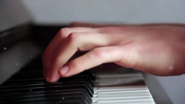 Jovem Tocar Piano Partículas Poeira Fecha Resolução — Vídeo de Stock
