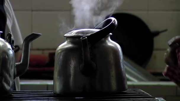 Bollitore Con Acqua Bollente Sul Fornello Gas Nella Cucina Una — Video Stock