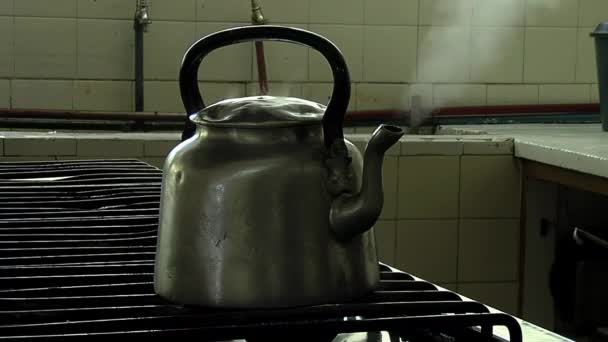 Βραστήρας Βραστό Νερό Στο Φούρνο Γκαζιού Κλείσε Ανάλυση — Αρχείο Βίντεο