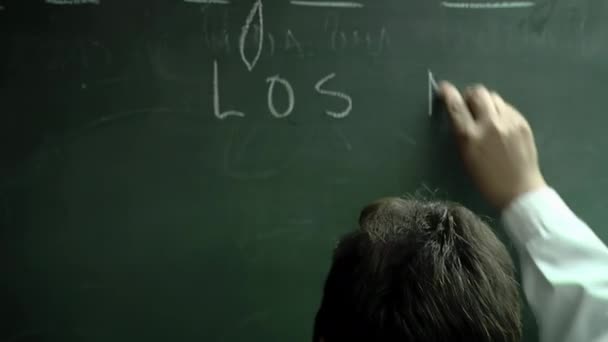 Homme Enseignant Écrit Los Numeros Anglais Numbers Sur Tableau Vert — Video