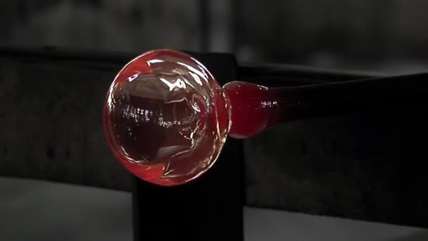 Glasmacher Handwerker Der Geschmolzenes Glas Feinen Kristallprodukten Formt Die Kunst — Stockvideo