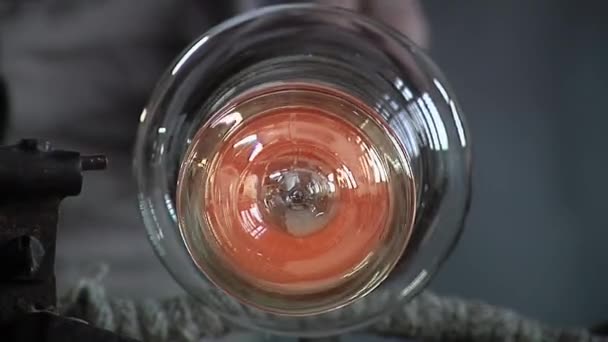 玻璃制造者将熔融玻璃塑造成精美的水晶产品 手工吹制玻璃的艺术 靠近点4K Resolution — 图库视频影像