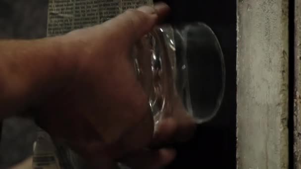 Виробництво Скла Руки Виробника Скла Тримає Скляну Чашку Заводі Крупним — стокове відео