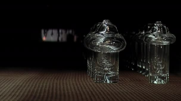 工場のガラスカップ ハンドブランドのガラスの芸術 クローズアップ ソリューション — ストック動画