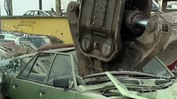 Scrapping Samochodów Crane Miażdżący Samochód Złomowisku Rozdzielczość — Wideo stockowe