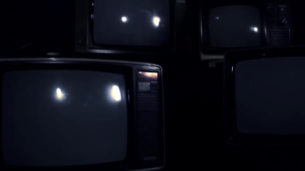 Čtyři Staré Televize Zapínají Zelenou Obrazovku Temném Pokoji Oddálit Zelenou — Stock video