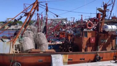 Arjantin 'in Mar del Plata kentindeki Şehir Limanı' ndaki geleneksel Parlak Turuncu Balıkçı Tekneleri manzarası. 4K Çözünürlüğü.