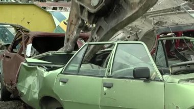 Dev Hidrolik Hurdalık Turnası hurda hurda bir arabayı hurdalıkta kaldırıyor. 4K Çözünürlüğü.