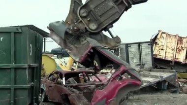 Dev Hidrolik Hurdalık Turnası hurda hurda bir arabayı hurdalıkta kaldırıyor. 4K Çözünürlüğü.