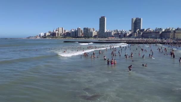 Публічний Пляж Влітку Люди Насолоджуються Сонцем Морською Водою Мар Дель — стокове відео