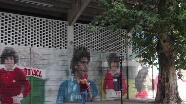 Diego Maradona Mural Het Voetbalstadion Van Argentinos Juniors Buurt Van — Stockvideo