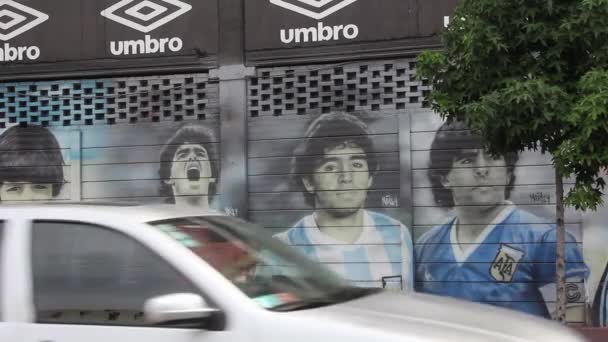 アルゼンチン ブエノスアイレスのラパターナル近郊のアルゼンチンのサッカースタジアムでディエゴ マラドーナ マーラル ソリューション — ストック動画