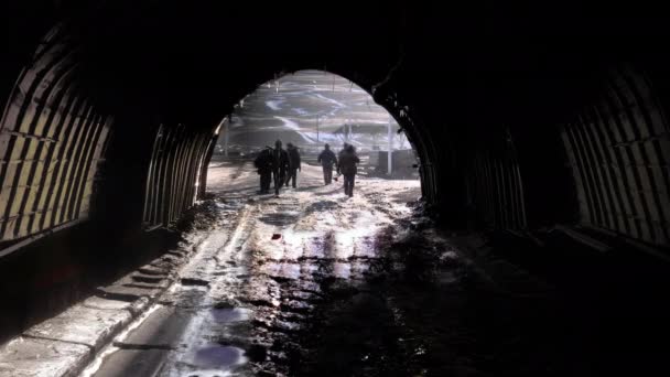 Шахтеры Покидают Подземную Угольную Шахту Разрешение — стоковое видео