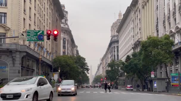 アルゼンチンの首都ブエノスアイレスの中心部に位置し 背景にはオベリスコ Obelisk と呼ばれる有名な記念碑があります 4K解像度 — ストック動画