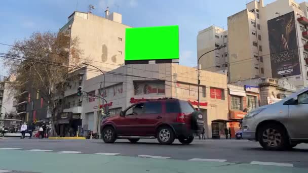 Plakatwand Mit Green Screen Der Kreuzung Einer Allee Buenos Aires — Stockvideo