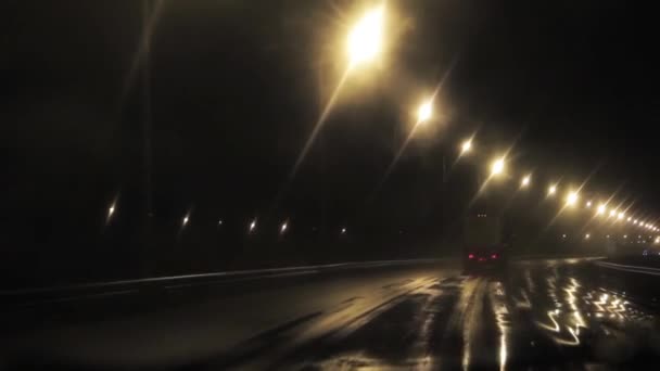 Ciężarówka Drodze Podczas Deszczowej Nocy — Wideo stockowe