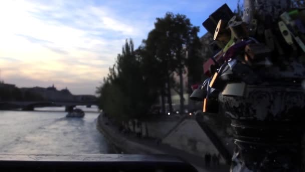 Love Locks Attached Pont Des Arts Seine River Στο Παρίσι — Αρχείο Βίντεο