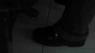 Karanlık Bir Odada Doğru Piyano Çalarken Siyah Deri Ayakkabılar. Kapat.. 