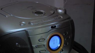 Taşınabilir CD çalar Radyo Hoparlörü. Kapat..  