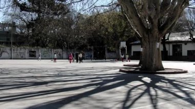 Buenos Aires, Arjantin 'deki bir devlet okulunun bahçesinde futbol oynayan ilkokul çocukları grubu.. 