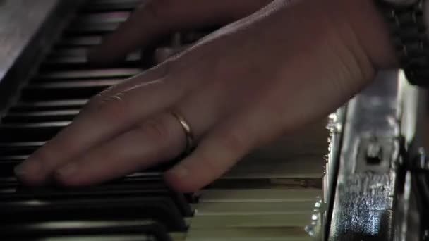 钢琴家的手放在黑暗房间的钢琴键上 特写镜头 — 图库视频影像