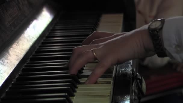 Pianist Hands Piano Keys Dark Room Gros Plan — Video