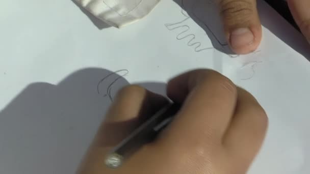 Hand Einer Grundschülerin Beim Zeichnen Auf Einem Blatt Papier Auf — Stockvideo