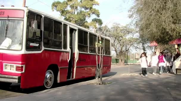 アルゼンチンのブエノスアイレスでのエクスカーション中に小学生と赤と白の学校のバス — ストック動画