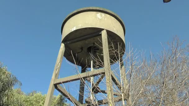 Uma Antiga Torre Água Concreto Contra Céu Azul — Vídeo de Stock