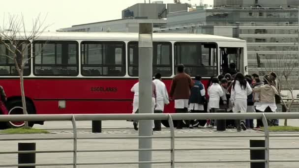 Uczniowie Szkoły Podstawowej Czerwony Biały Autobus Szkolny Podczas Wycieczki Buenos — Wideo stockowe
