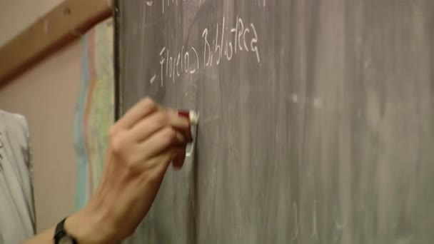在阿根廷公立学校黑板上写 Vase Library Books School 等字的女教师 特写镜头 — 图库视频影像
