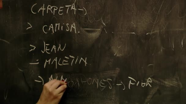 Professora Escrevendo Palavras Folder Shirt Jeans Briefcase Pillows Chalkboard Escola — Vídeo de Stock