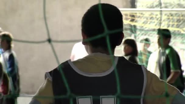 Młody Bramkarz Oglądający Mecz Piłki Nożnej Bramce Buenos Aires Argentyna — Wideo stockowe