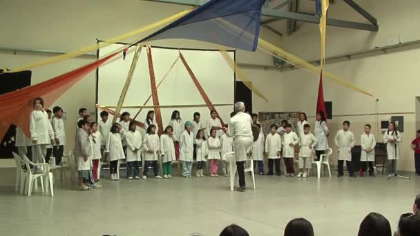 Coro Escuela Primaria Actuando Salón Una Escuela Pública Argentina — Vídeo de stock