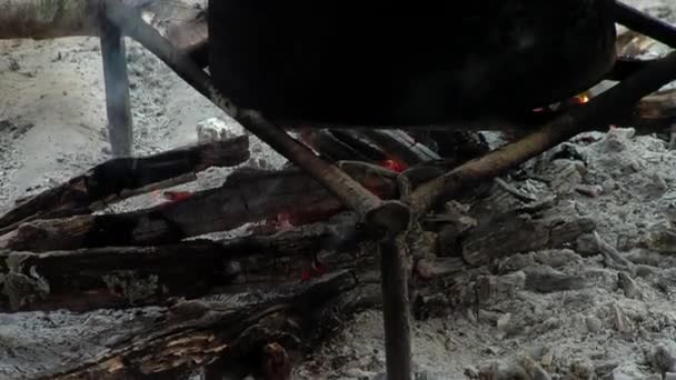 在户外火堆上燃烧的金属罐中加热的水 特写镜头 — 图库视频影像