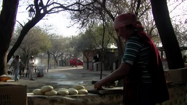 Gördülő Tészta Miközben Hagyományos Kenyér Szabadban Santiago Del Estero Tartomány — Stock videók