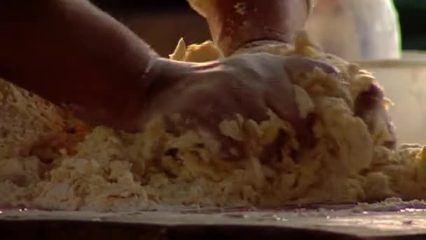 彼女の手でパン生地をケインディングする女性 女性は アルゼンチンで自家製パンを作っている間 生地をケインディング クローズアップ — ストック動画