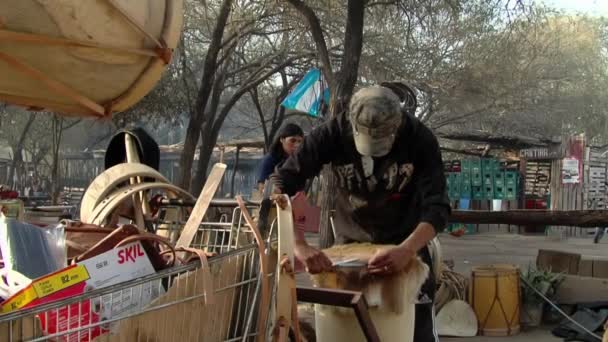 아르헨티나 산티아고 에스테로 지방의 전형적인 Bombo Legero드럼에서 작동하는 제작자 — 비디오