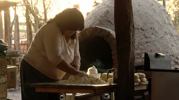 ハンドとパン生地を結ぶ女性 女性は アルゼンチンで自家製パンを作っている間 生地をケインディング — ストック動画